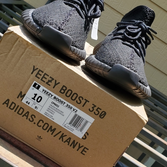 Yeezy Boost 350 V2 Black-Red - Picture 2 of 7